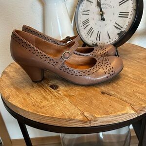 NWOT Naya 10N brown Mary Jane heeled shoes